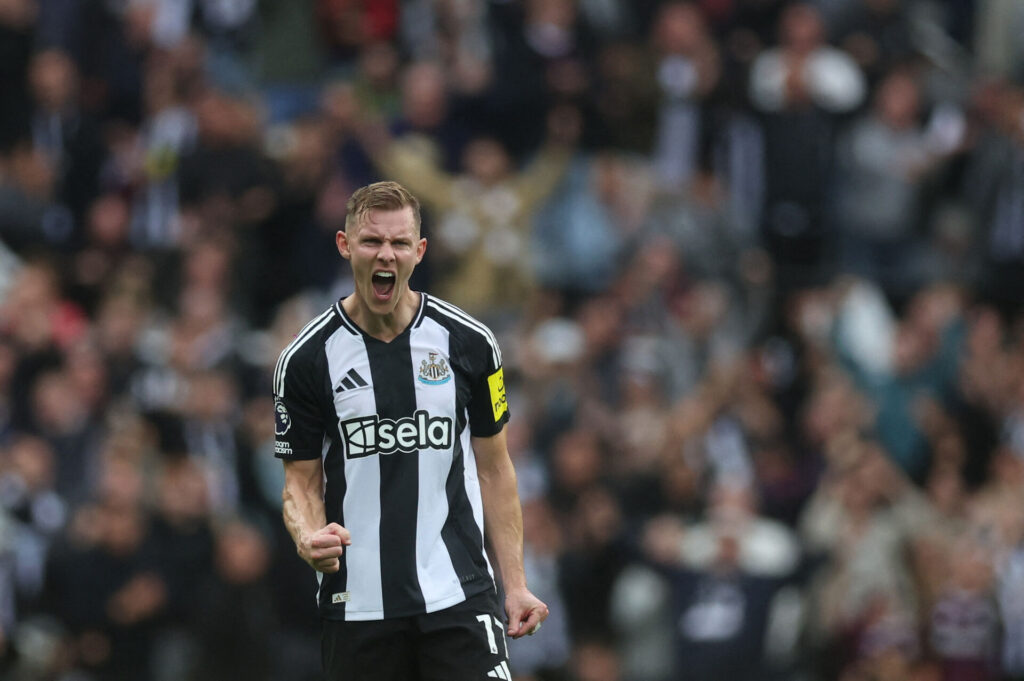 Emil Krafth jubler over en scoring i Newcastle.