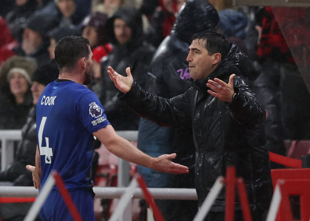 Iraola og Lewis Cook har armene til siden og kigge på hinanden-