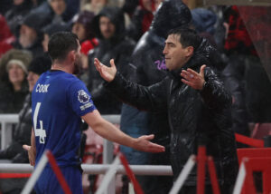 Iraola og Lewis Cook har armene til siden og kigge på hinanden-