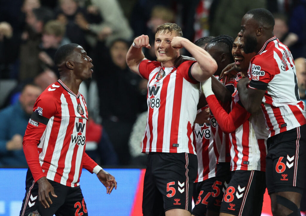 Daniel Ballard flexer musklerne