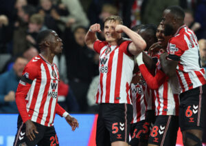 Daniel Ballard flexer musklerne