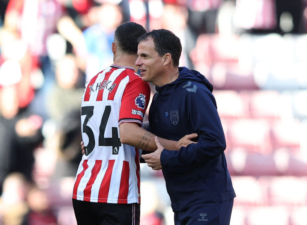 Regis Le Bris og Granit Xhaka står sammen.