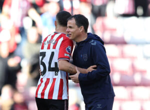Regis Le Bris og Granit Xhaka står sammen.