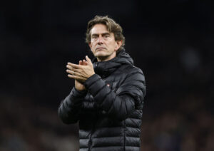 Thomas Frank klapper ud til publikum efter en Tottenham-kamp