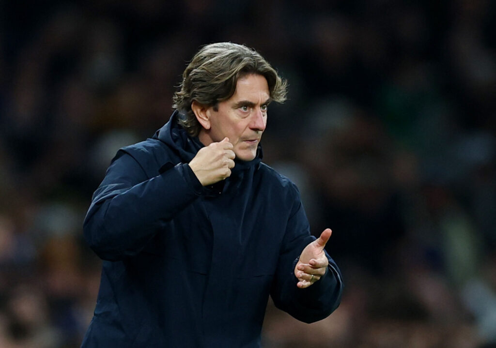 Thomas Frank slår næven i sin hånd.