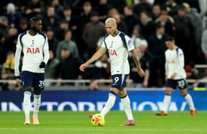 Richarlison har bolden for fødderne.