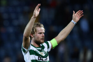 Morten Hjulmand har hænderne i vejret.