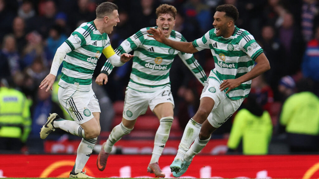 Celtic-spillerne jubler over mål mod Rangers.