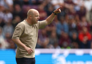 Steven Naismith peger ind på banen.