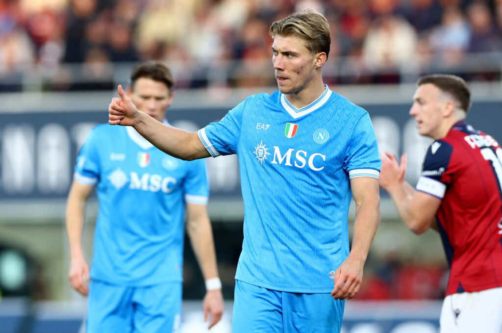 Rasmus Højlund giver en tommel op under en kamp for Napoli