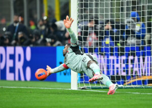 Mike Maignan redder straffespark for AC Milan.