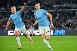 Gustav Isaksen fejrer et mål for Lazio.