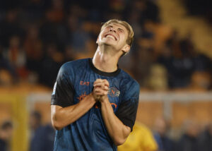 Rasmus Højlund folder hænderne under en kamp for Napoli