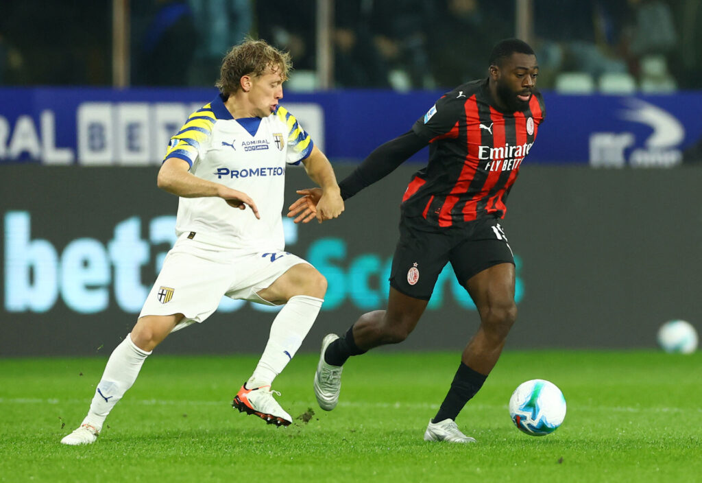 Oliver Sørensen i duel med en AC Milan-spiller.