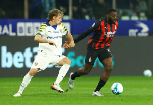 Oliver Sørensen i duel med en AC Milan-spiller.