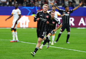 Jonathan Burkardt fejrer en scoring for Eintracht Frankfurt