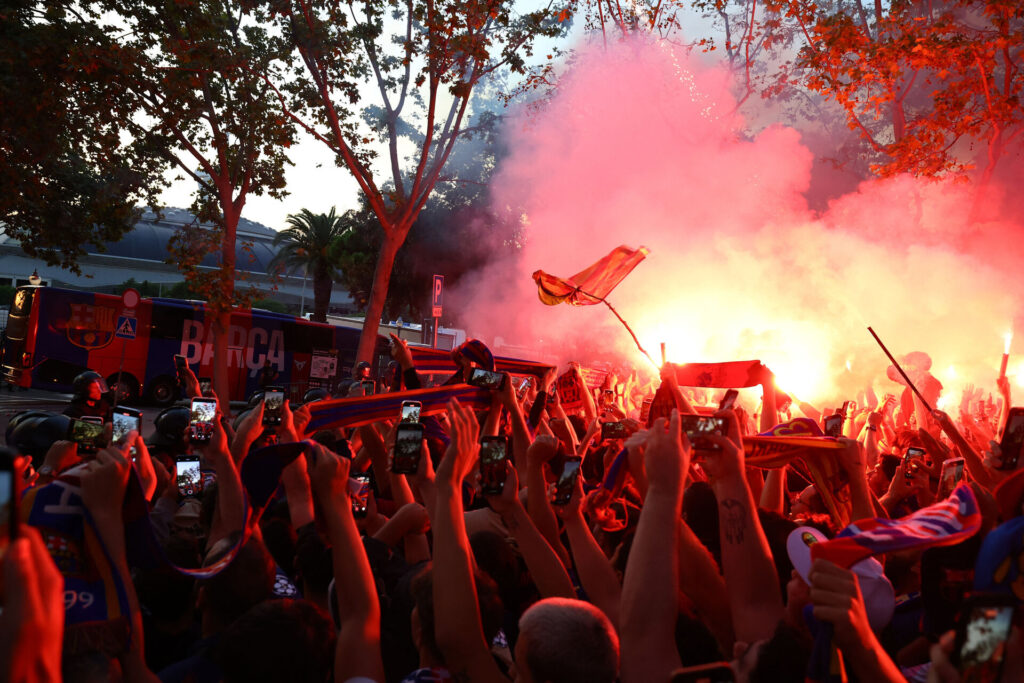 FC Barcelonas fans med pyroteknik.