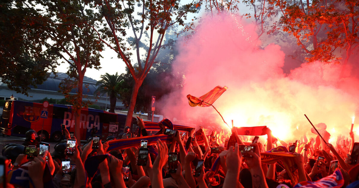 Barca-fans satte ild til bus – nu må de selv finde hjem Foto: Ritzau Scanpix/REUTERS