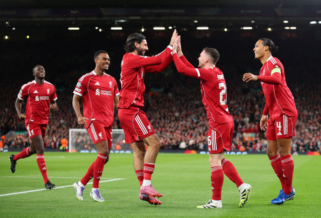 Dominik Szoboszlai i en high-five.