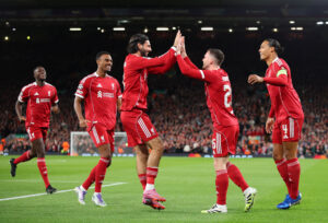 Dominik Szoboszlai i en high-five.