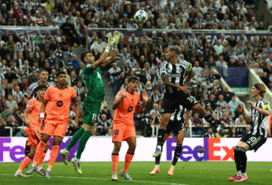 Joan Garcia gør klar til at gribe bolden.