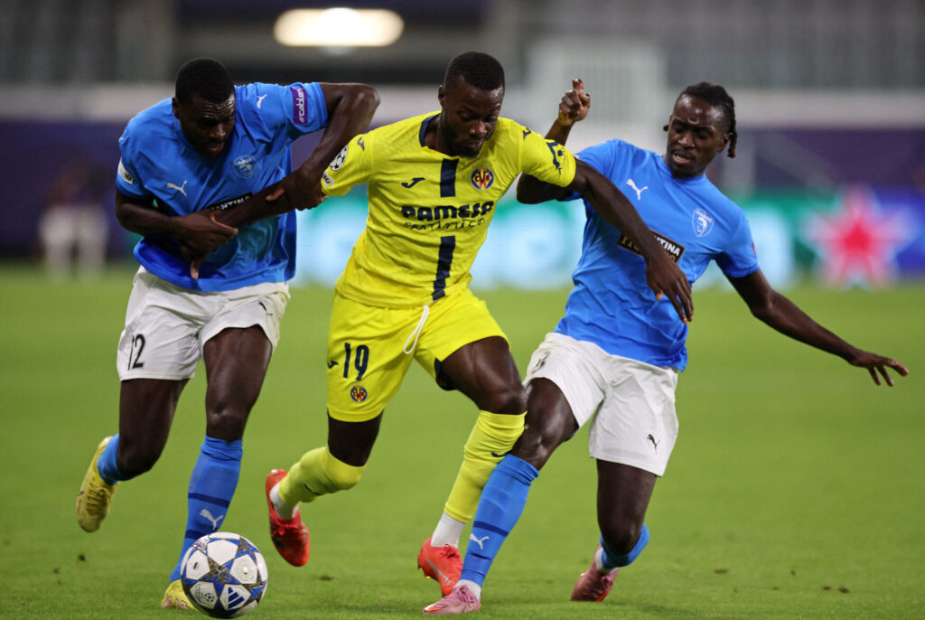 Kamp om bolden under opgøret mellem Vilarreal og Pafos.