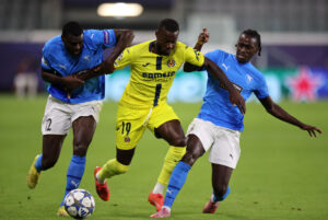 Kamp om bolden under opgøret mellem Vilarreal og Pafos.