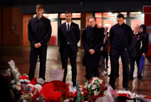 Trent Alexander-Arnold, Dean Huijsen, Xabi Alonso og Emilio Butragueño foran Anfield.