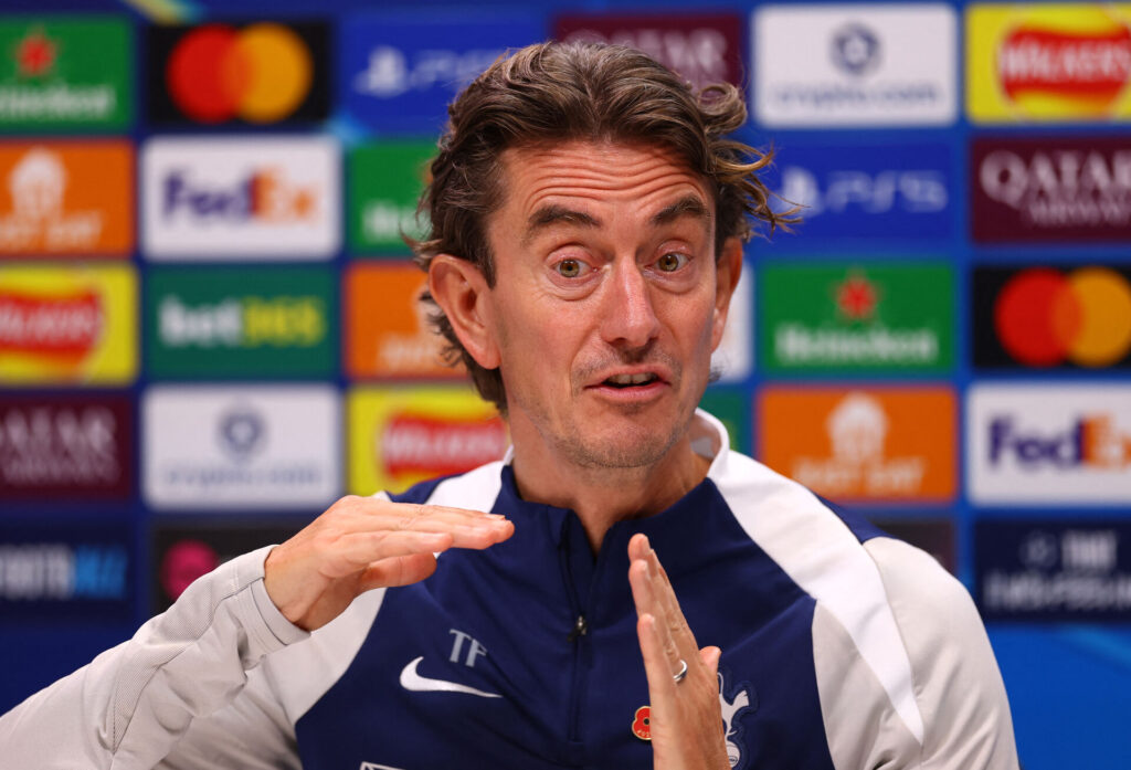 Thomas Frank gestikulerer.