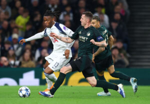 Lukas Lerager i duel med Destiny Udogie.