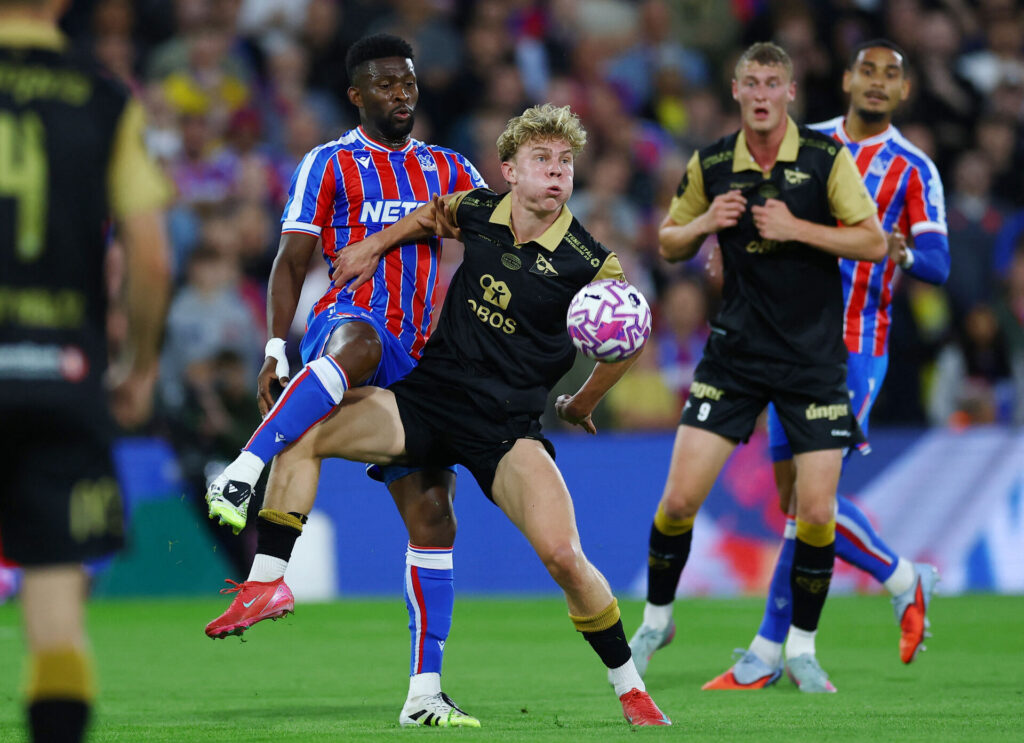 Oskar Øhenschlæger i kamp for Fredrikstad.