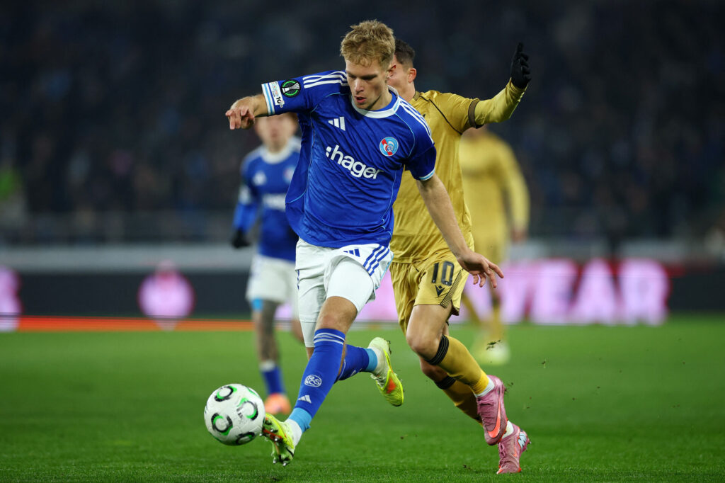 Lucas Høgsberg med bolden i kamp for Strasbourg