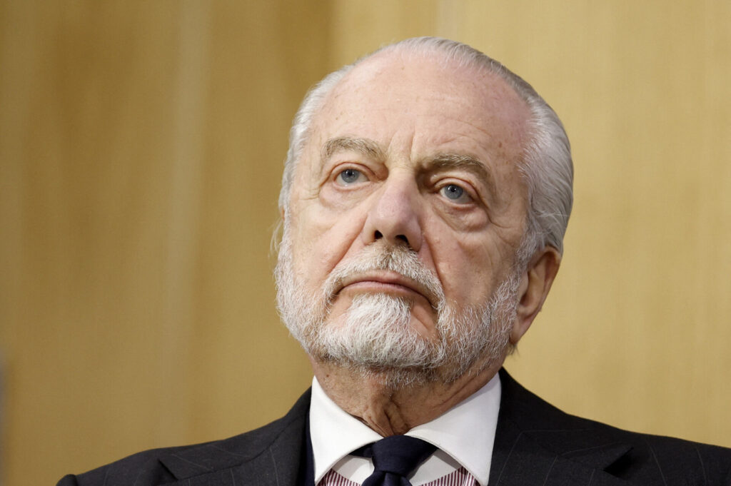 Aurelio DE Laurentiis til et pressemøde.