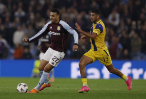 Morgan Rogers driver bolden frem for Aston Villa.
