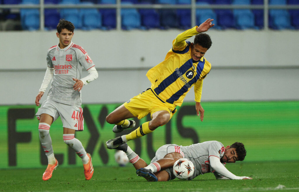 En tackling under kampen mellem Maccabi Tel Aviv og Lyon.