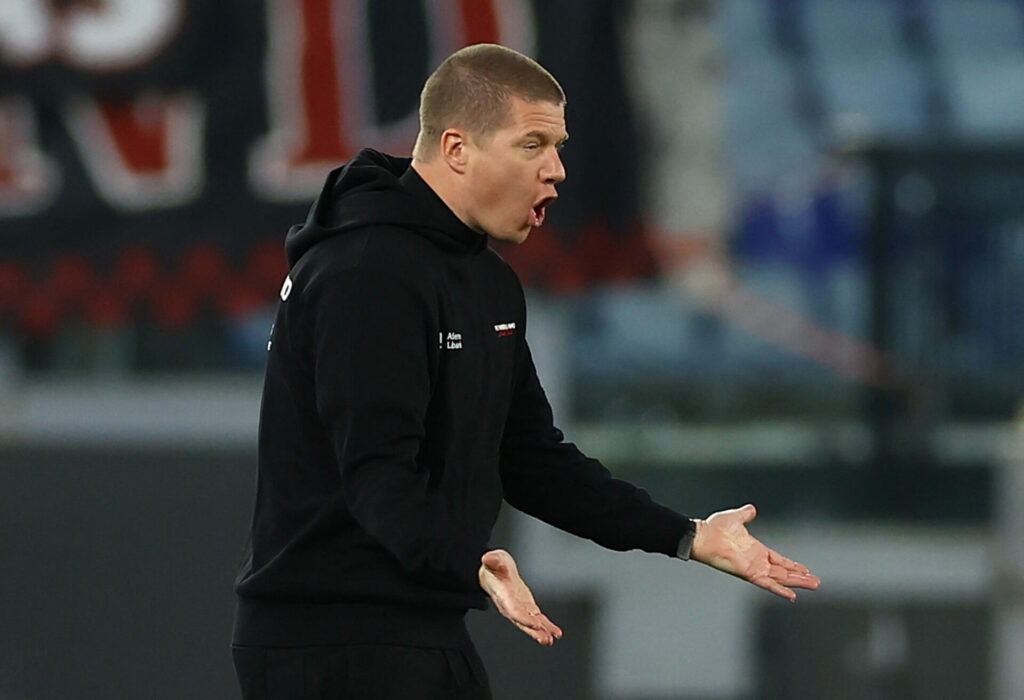 Mike Tullberg slår ud med armene.