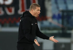 Mike Tullberg slår ud med armene.