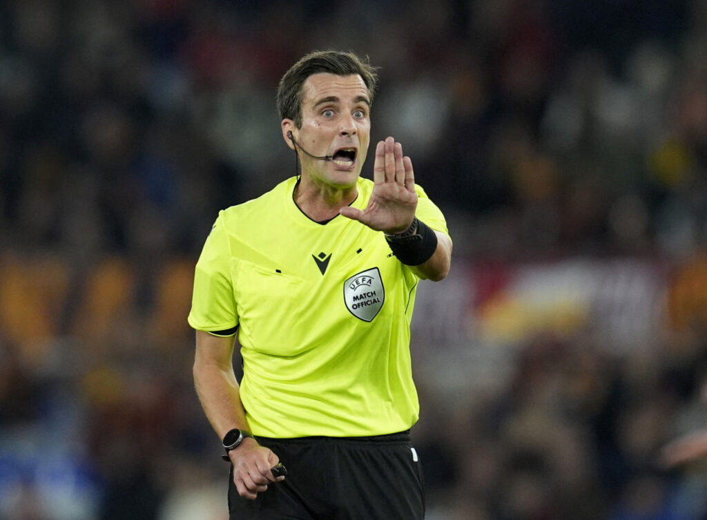 Erik Lambrechts som dommer i en af Romas kampe.