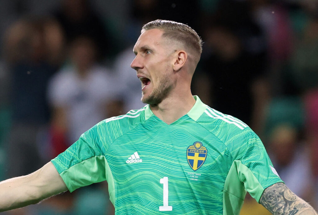 Robin Olsen slår ud med armene