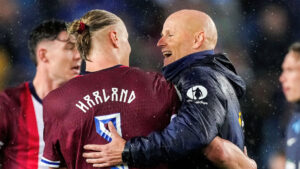 Ståle Solbakken og Erling Haaland i omfavnelse