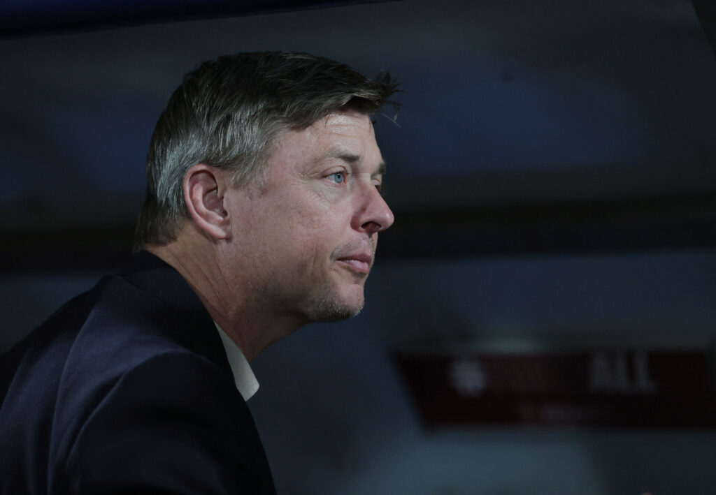 Jon Dahl Tomasson kigger ind på banen til en svensk landskamp.