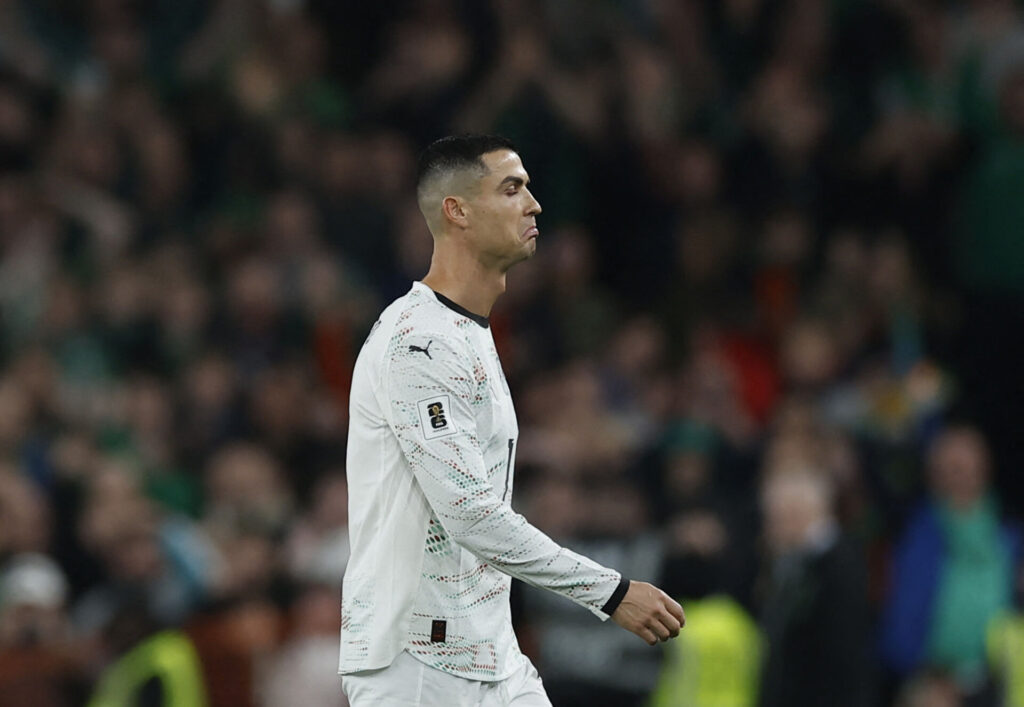 Cristiano Ronaldo på vej fra banen efter at have fået et rødt kort.