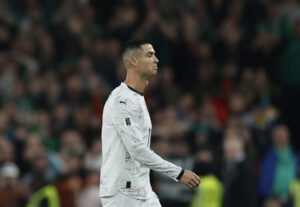 Cristiano Ronaldo på vej fra banen efter at have fået et rødt kort.
