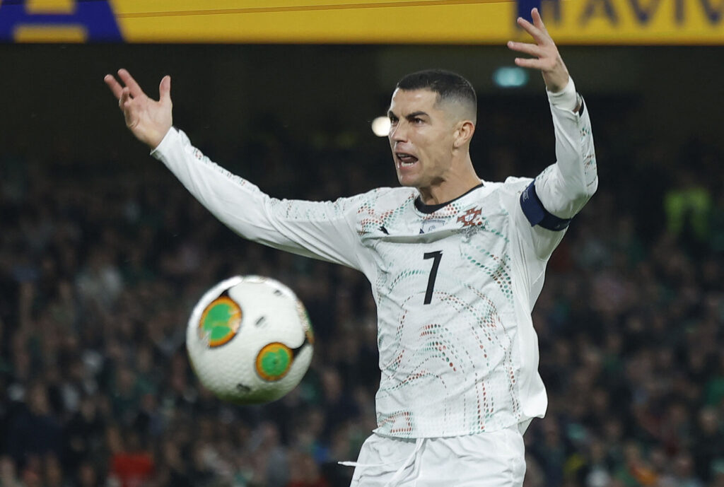 Cristiano Ronaldo slår ud med armene.