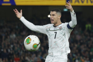 Cristiano Ronaldo slår ud med armene.