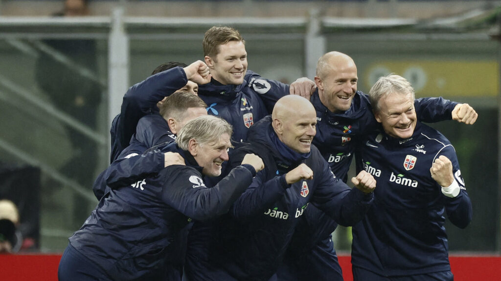 Kent Bergersen (nederst til venstre) jubler sammen med Ståle Solbakken og den norske stab efter sejren over Italien.