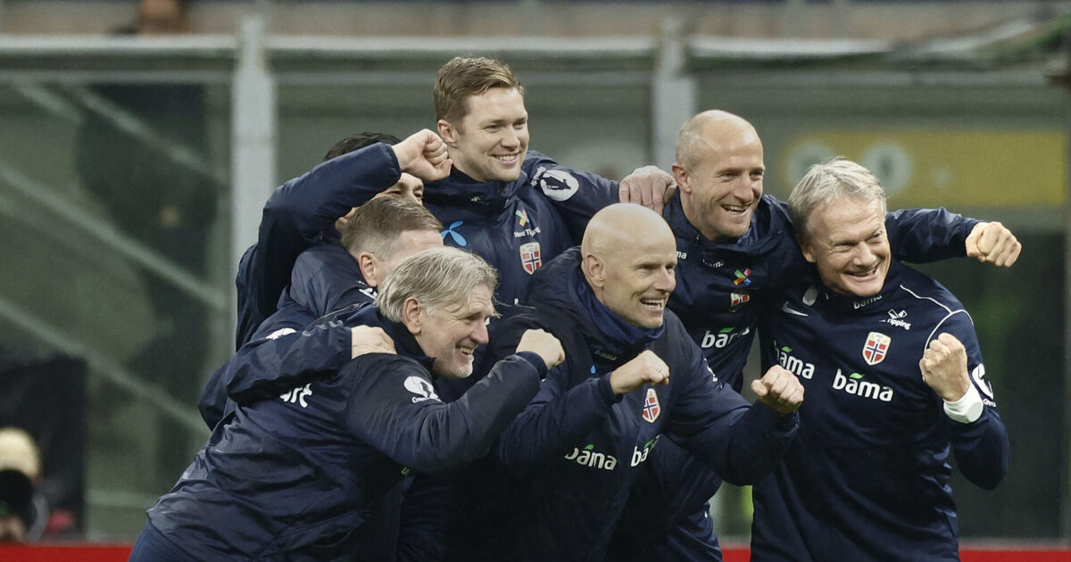 Barndomsven rørt til tårer: Ståle stod op for hele nationen Kent Bergersen (nederst til venstre) jubler sammen med Ståle Solbakken og den norske stab efter sejren over Italien. Foto: Alessandro Garofalo/REUTERS