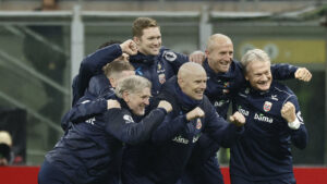 Kent Bergersen (nederst til venstre) jubler sammen med Ståle Solbakken og den norske stab efter sejren over Italien.