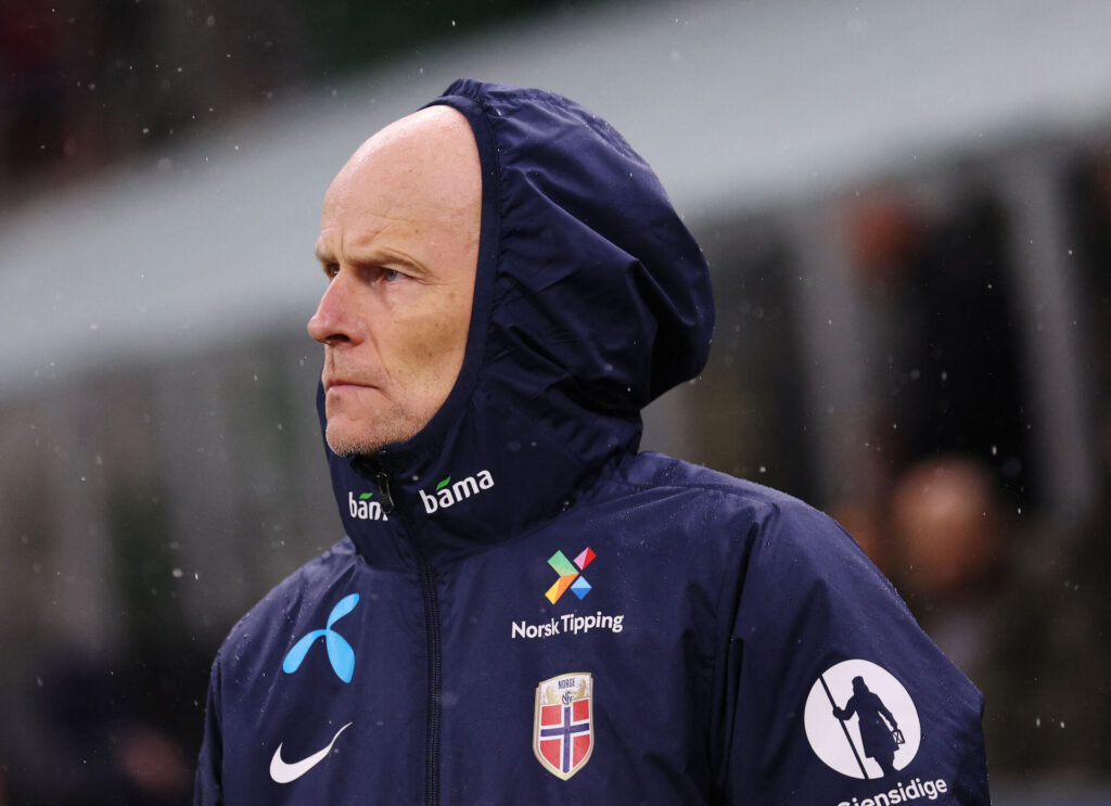 Ståle Solbakken kigger.