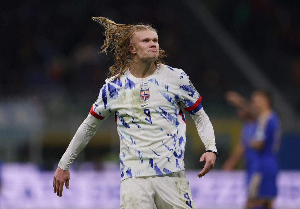 Erling Haaland jubler efter en scoring mod Italien.